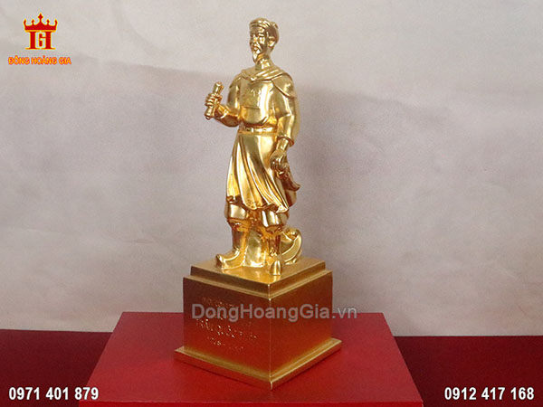 Bức tượng Trần Quốc Tuấn để bàn dát vàng 9999